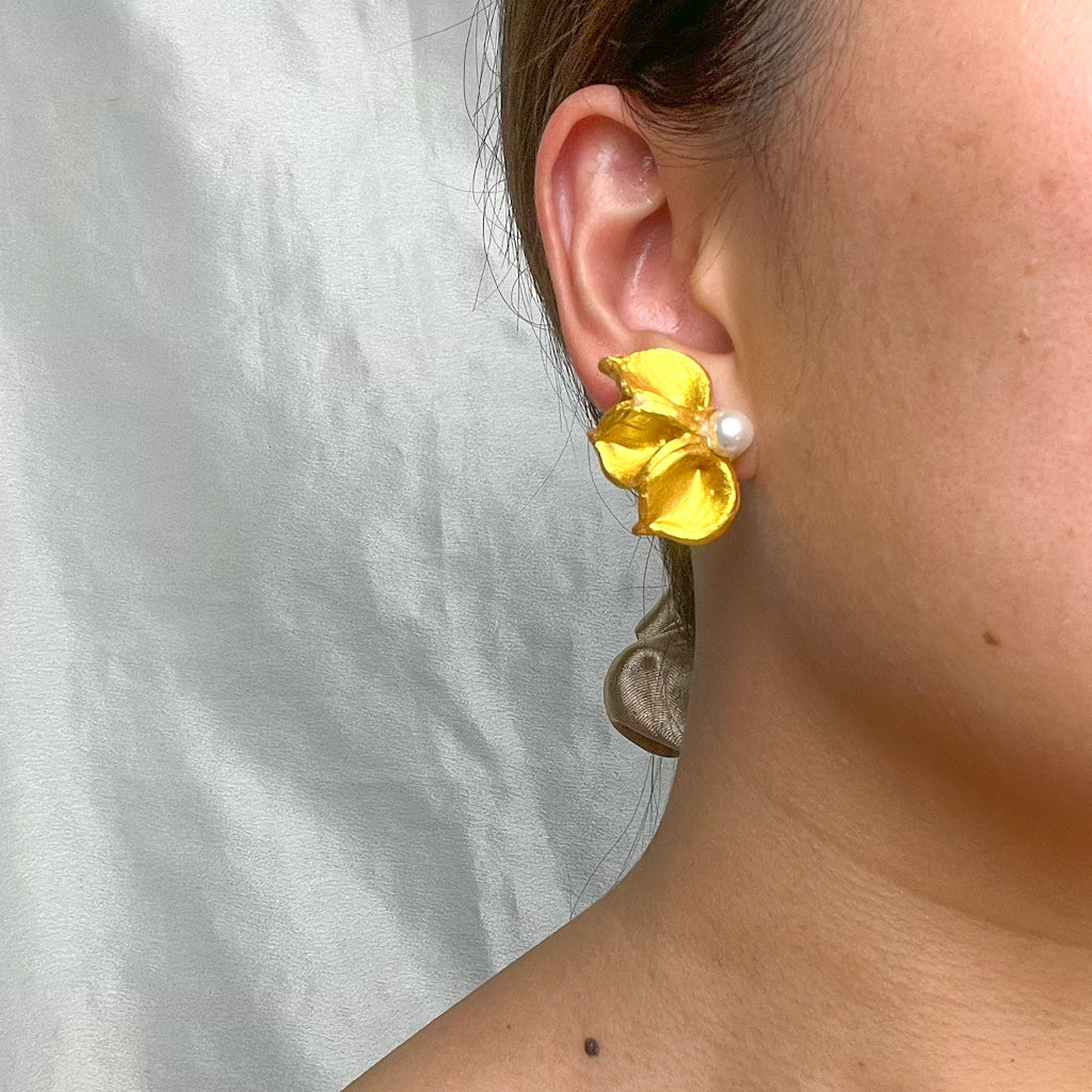 Tri-flower gold earring