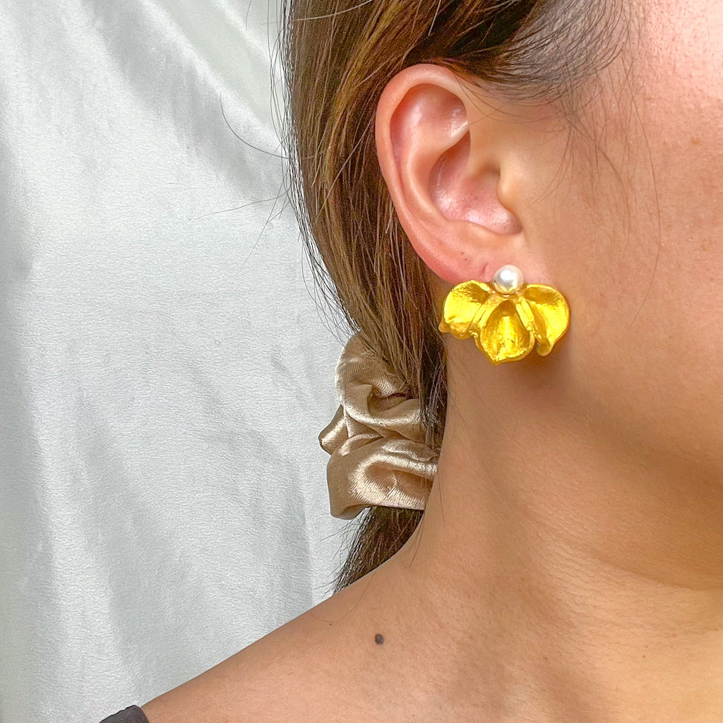 Tri-flower gold earring