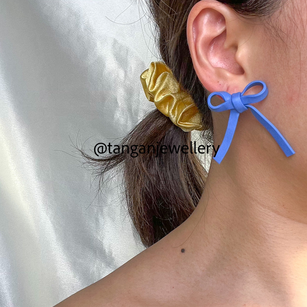 Ribbon bow studs