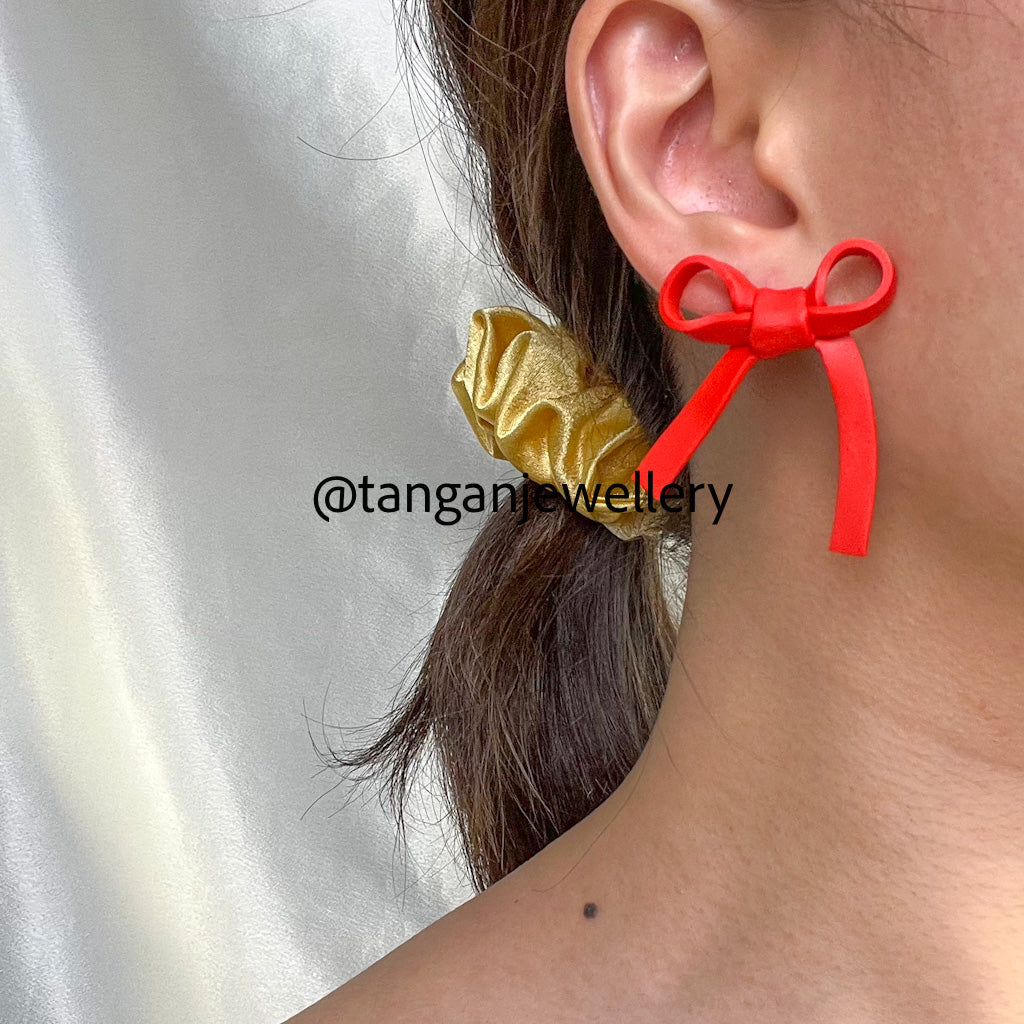 Ribbon bow studs