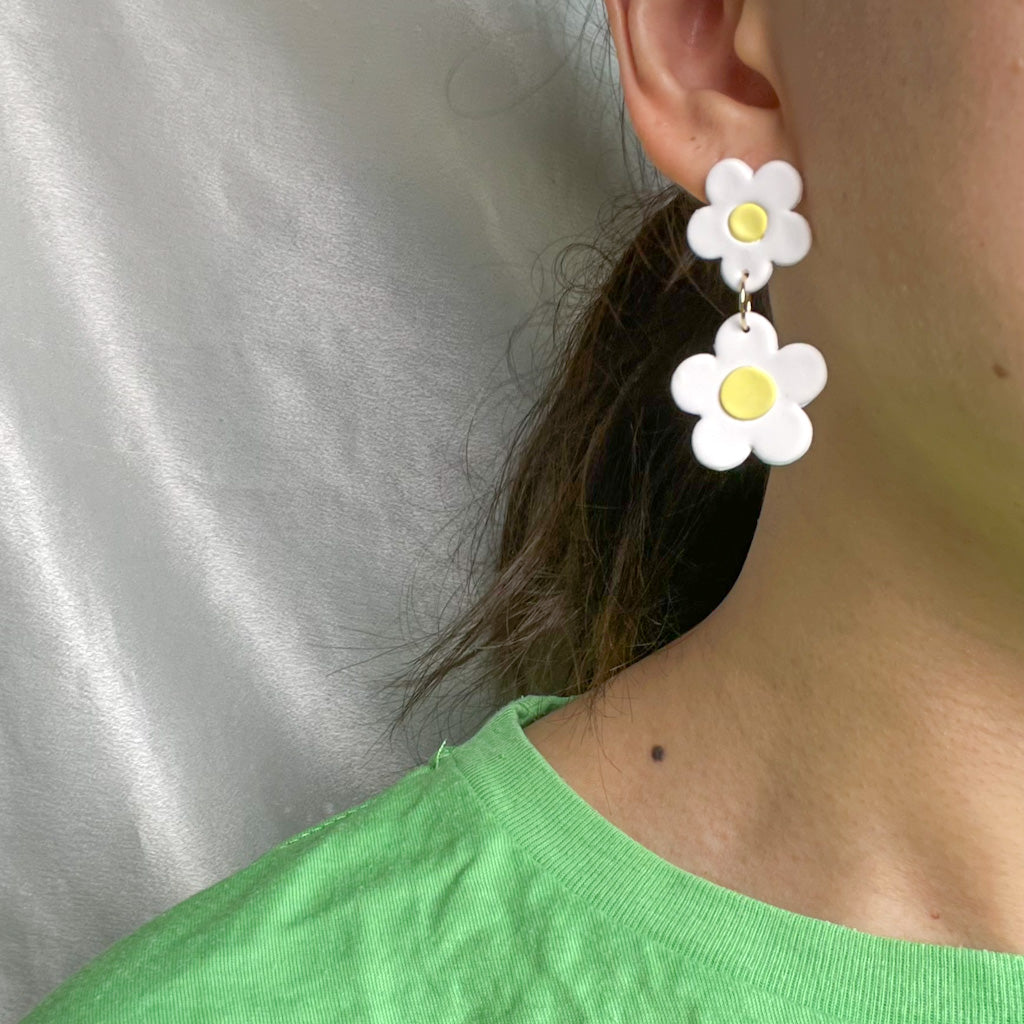 90s Daisy Dangle Earrings